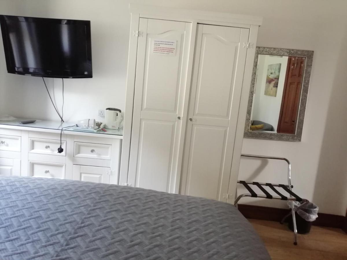 J And J Guest House Ballycastle Esterno foto