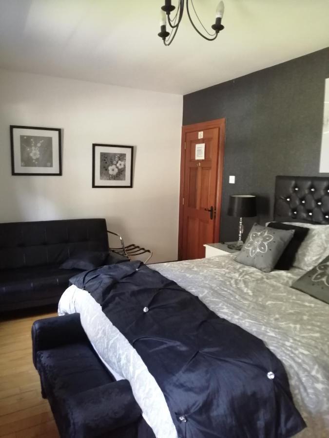 J And J Guest House Ballycastle Esterno foto
