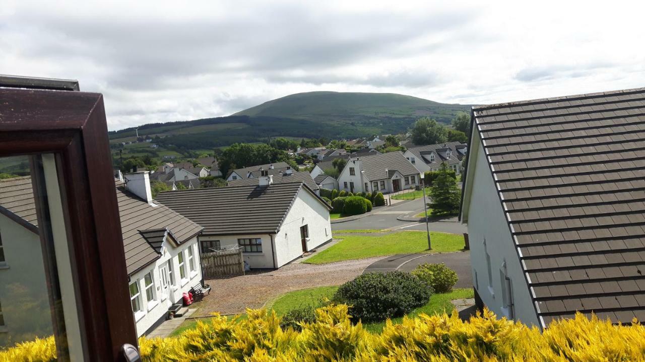 J And J Guest House Ballycastle Esterno foto